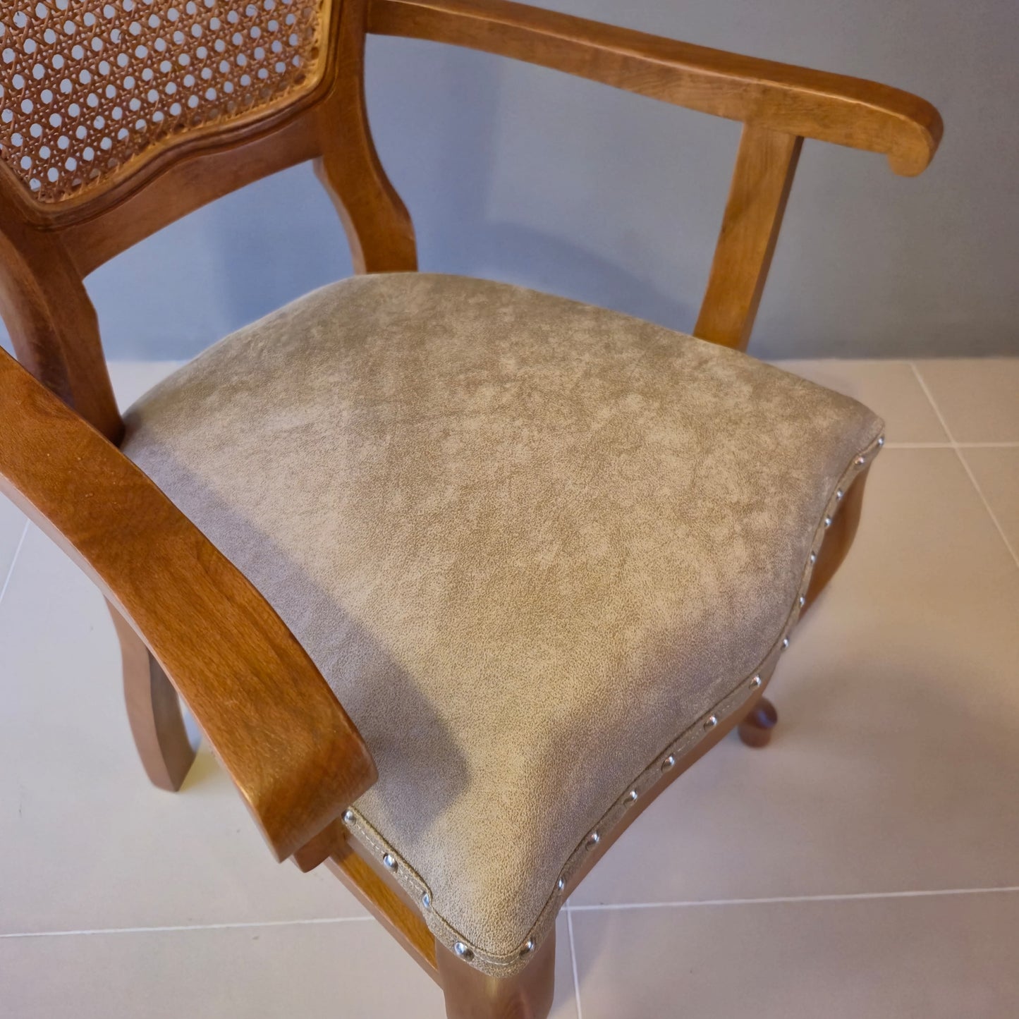 Lilia Kollu Hazeranlı Ahşap Sandalye, Retro Tasarım