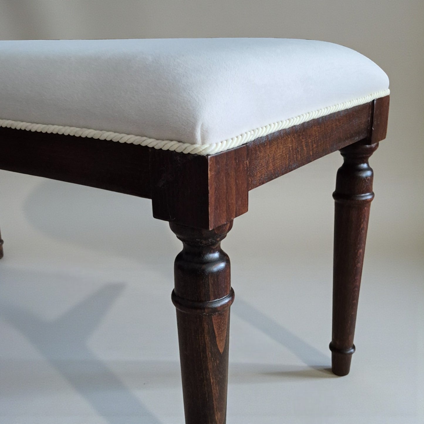 Sarp Bank, Wooden Leg Bench