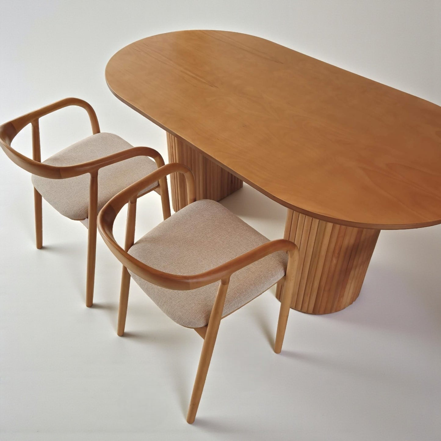 Alia Esstisch aus Holz, Lattenbeine, modernes Design