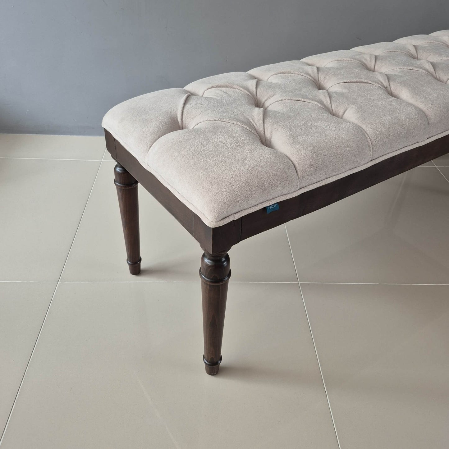 Sarp Bank, Kapitone Döşemeli Ahşap Ayaklı Bench