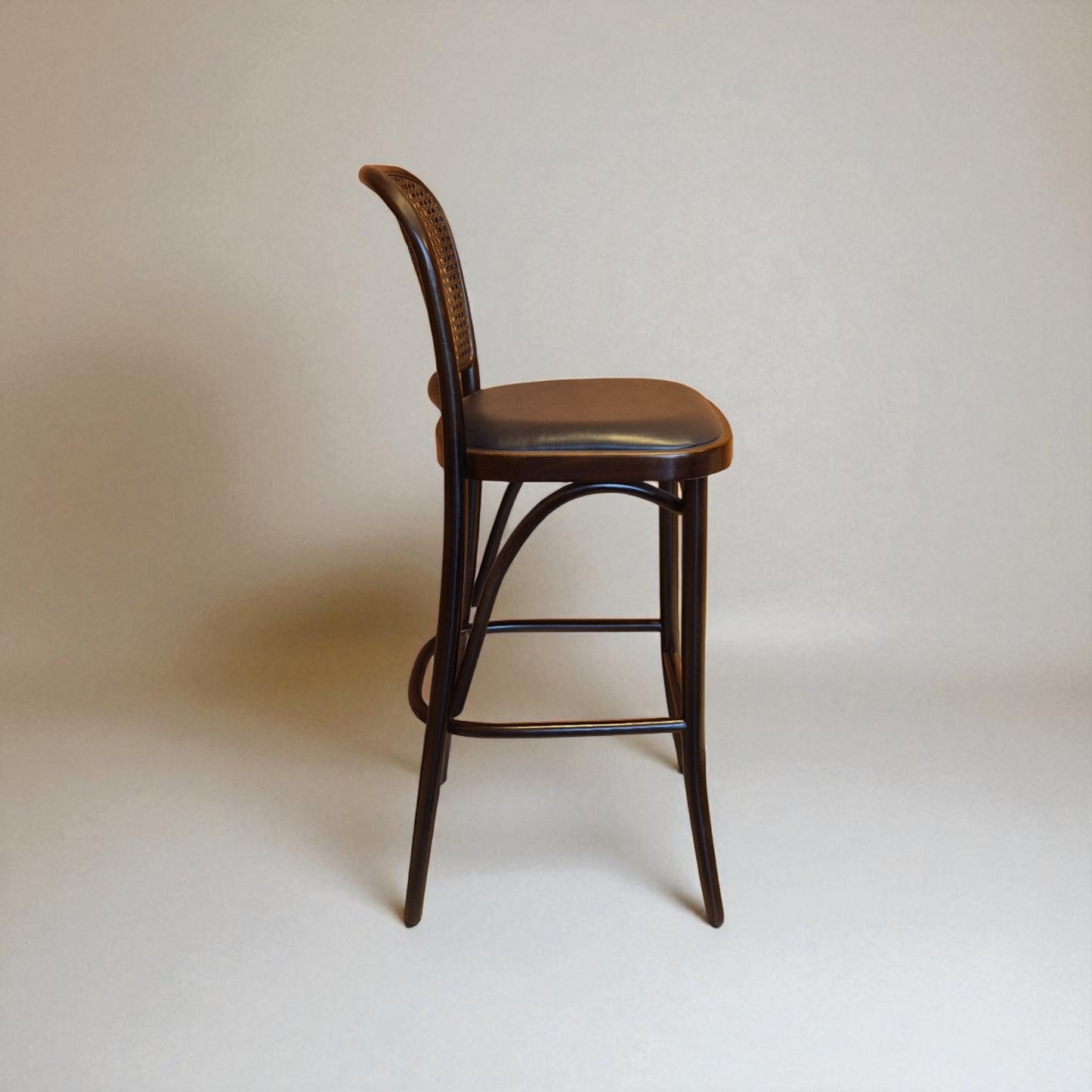 Tonet Hazeranlı Ahşap Bar Sandalyesi