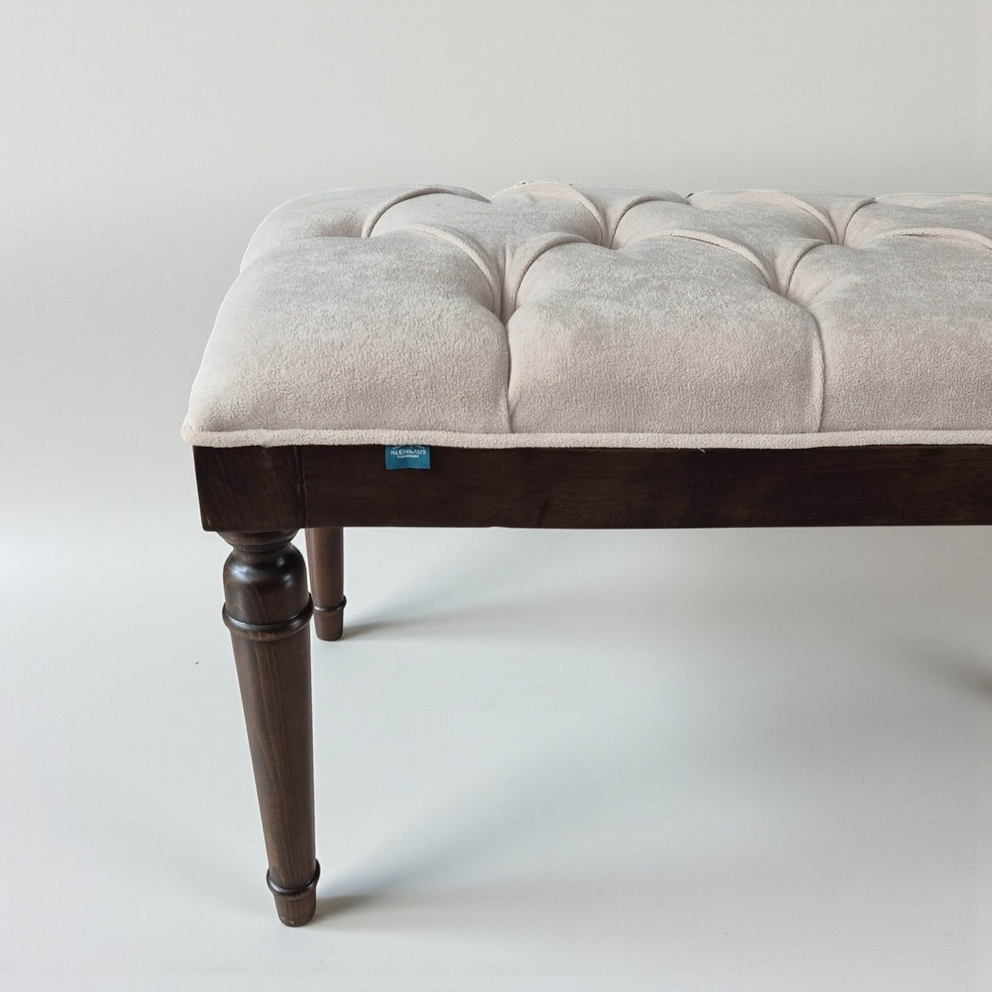 Sarp Bank, Kapitone Döşemeli Ahşap Ayaklı Bench