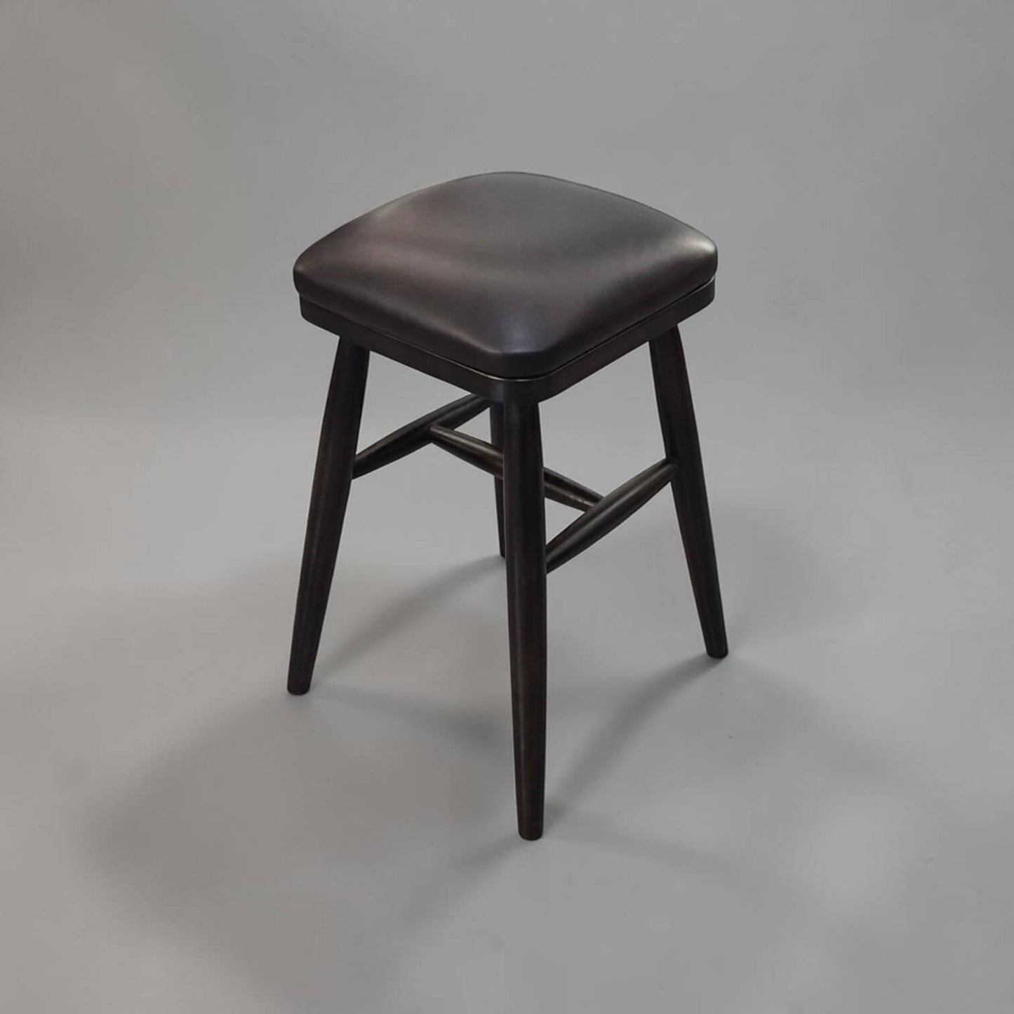Moderner quadratischer Holzhocker von Woody